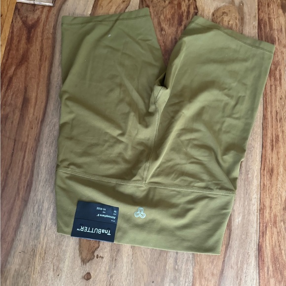 TnaBUTTER Olive Green Women’s High-Waist Bike Shorts brand new with tags - Picture 2 of 8